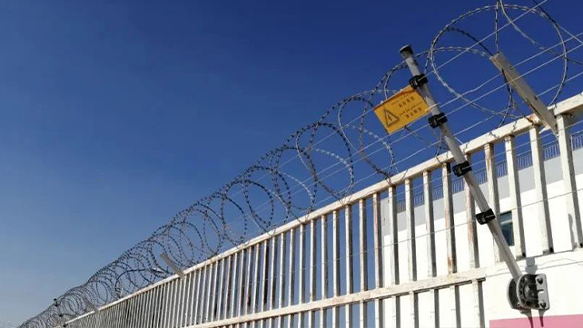 在长达10100米戈壁沙漠装电子围栏，塔里木油田真的选对了！