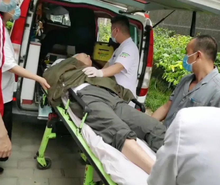 惊险!外卖放门口一天没人拿?警察开锁破门后……(图6)